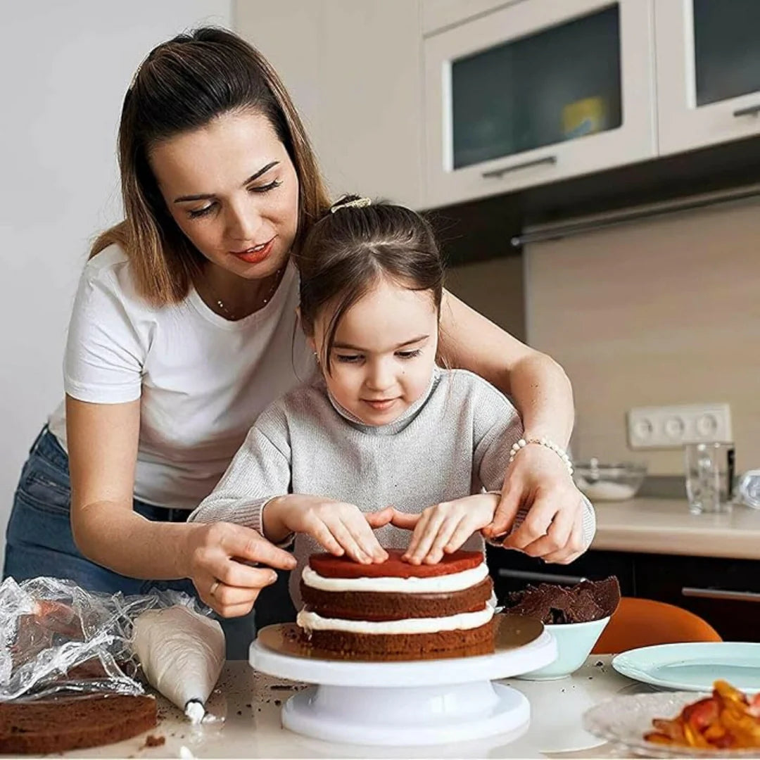 Lightweight cake stand for icing